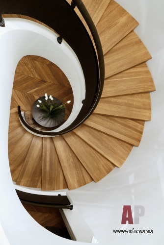 Фото интерьера лестницы дома в стиле эклектика