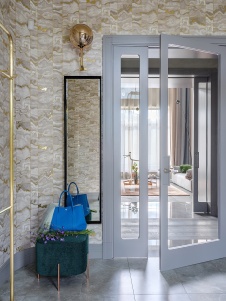 Фото интерьера входной зоны дома в стиле фьюжн