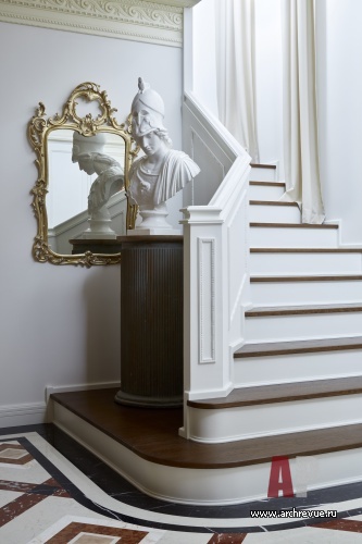 Фото интерьера лестницы дома в классическом стиле Фото интерьера лестничного холла дома в классическом стиле