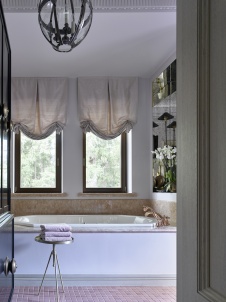 Фото интерьера ванной дома в классическом стиле
