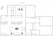 Планировка семейной квартиры с тремя спальнями и проходной гардеробной.