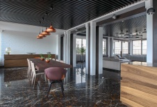 Фото интерьера столовой пентхауса в стиле минимализм