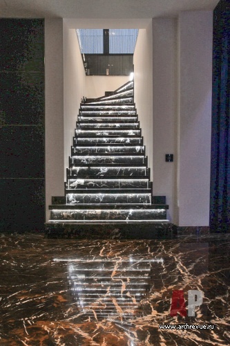Фото интерьера лестницы пентхауса в стиле минимализм