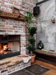 Фото интерьера каминной квартиры в стиле лофт