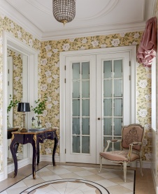 Фото интерьера входной зоны дома в классическом стиле