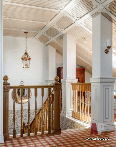 Фото интерьера лестницы дома в классическом стиле