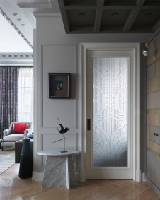 Фото интерьера гостиной квартиры в стиле неоклассика