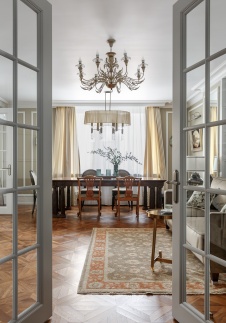 Фото интерьера столовой квартиры в стиле неоклассика
