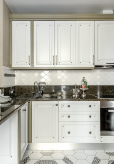 Фото интерьера кухни квартиры в стиле неоклассика