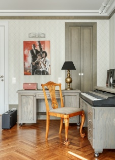 Фото интерьера кабинета квартиры в стиле неоклассика