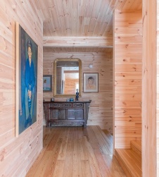 Фото интерьера входной зоны деревянного дома в стиле эко