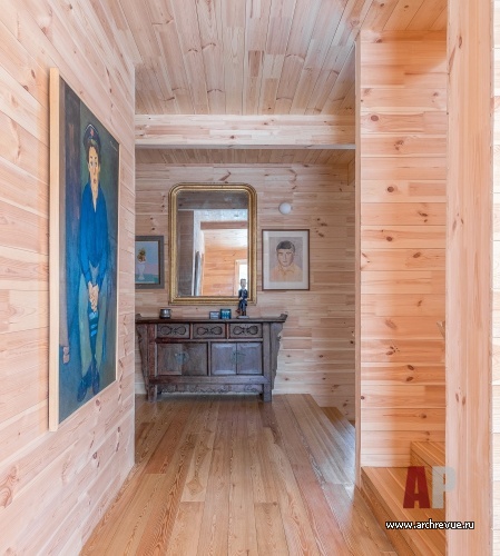 Фото интерьера входной зоны деревянного дома в стиле эко