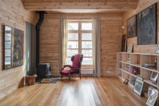 Фото интерьера гостиной деревянного дома в стиле эко