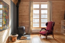 Фото интерьера каминной деревянного дома в стиле эко