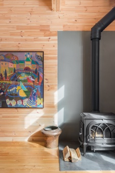 Фото интерьера каминной деревянного дома в стиле эко