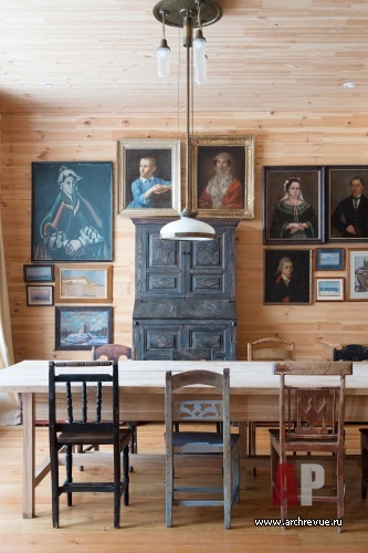 Фото интерьера столовой деревянного дома в стиле эко