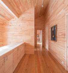 Фото интерьера коридора деревянного дома в стиле эко