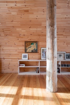 Фото интерьера спальни деревянного дома в стиле эко