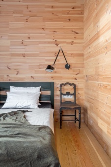 Фото интерьера спальни деревянного дома в стиле эко