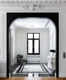 Фото интерьера входной зоны дома в стиле неоклассика