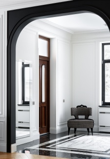 Фото интерьера входной зоны дома в стиле неоклассика