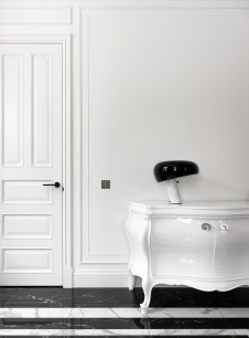 Фото интерьера входной зоны дома в стиле неоклассика