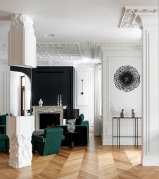 Фото интерьера каминной дома в стиле неоклассика