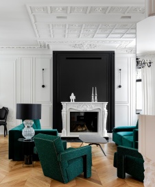 Фото интерьера каминной дома в стиле неоклассика