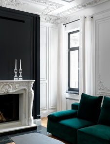 Фото интерьера каминной дома в стиле неоклассика