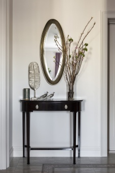 Фото интерьера входной зоны квартиры в стиле неоклассика