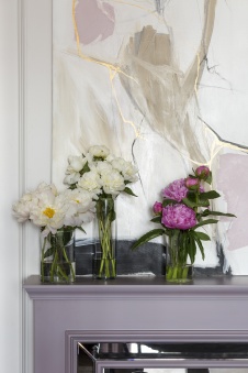 Фото интерьера каминной квартиры в стиле неоклассика