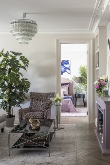 Фото интерьера гостиной квартиры в стиле неоклассика