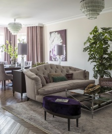 Гостиная сделана проходной. Из нее попадаешь в гостевую спальню. Двери с классическими филенками, на заказ. На полу – дубовый паркет, укладка «француз