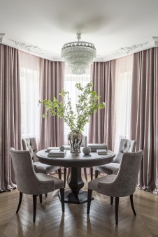 Фото интерьера столовой квартиры в стиле неоклассика