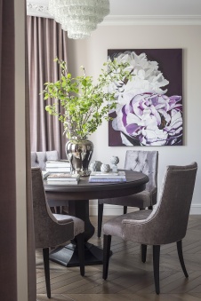 Фото интерьера столовой квартиры в стиле неоклассика