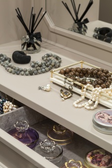 Фото интерьера гардеробной квартиры в стиле неоклассика