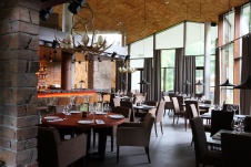 Фото интерьера зала ресторана отеля в стиле эко