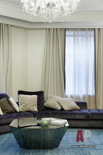 Фото интерьера гостиной квартиры в стиле неоклассика 