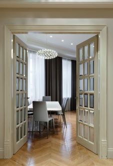 Фото интерьера столовой квартиры в стиле неоклассика
