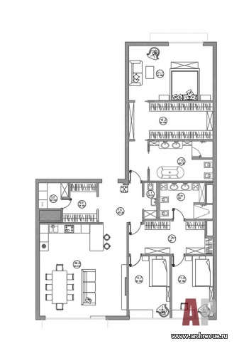 Планировка семейной квартиры с тремя спальнями, тремя санузлами и несколькими гардеробными.