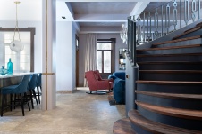 Фото интерьера входной зоны дома в нормандском стиле