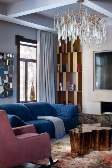 Фото интерьера гостиной дома в нормандском стиле