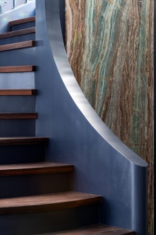 Фото интерьера лестницы дома в нормандском стиле