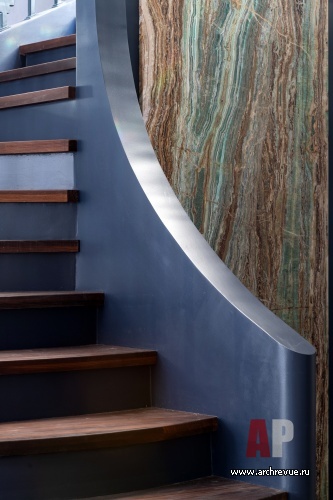 Фото интерьера лестницы дома в нормандском стиле