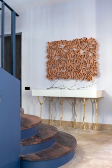 Фото интерьера входной зоны дома в нормандском стиле