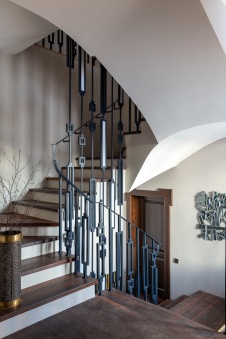 Фото интерьера лестницы дома в нормандском стиле