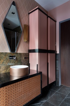 Фото интерьера гостевого санузла дома в нормандском стиле