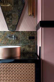 Фото интерьера гостевого санузла дома в нормандском стиле