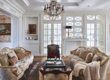 Фото интерьера гостиной дома в стиле неоклассика