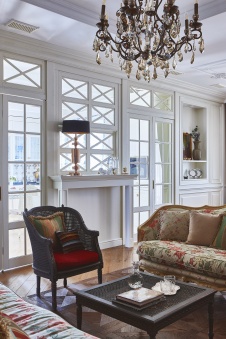 Фото интерьера гостиной дома в стиле неоклассика